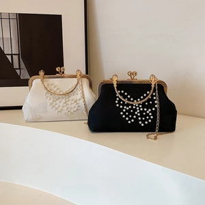 Sac de soirée élégant en satin de style chinois avec nœud perlé et chaîne dorée