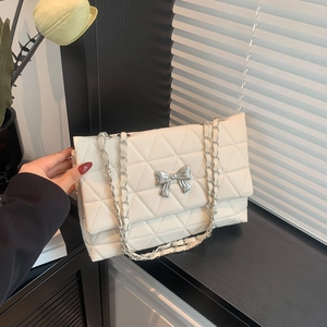 Sac à bandoulière matelassé blanc avec nœud argenté et motif à losanges