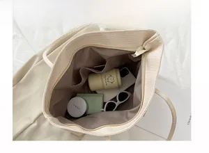 Vue intérieure montrant la grande capacité et les poches de ce sac cabas élégant