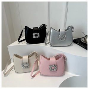 Vue détaillée de quatre sacs baguette à boucle en cristal en noir argent beige et rose