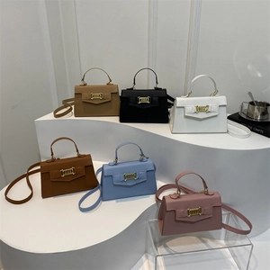 Collezione di borse Kelly da donna in sei colori su espositori bianchi per moda e stile