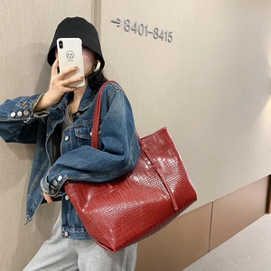 Grand sac cabas bordeaux à motif crocodile avec bandoulière au style minimaliste