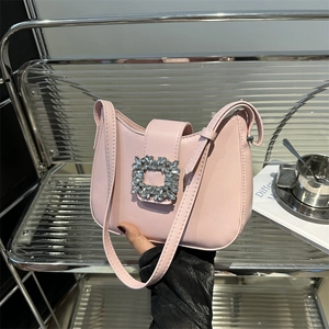 Sac hobo rose en similicuir avec boucle luxueuse en cristal et design minimaliste chic