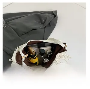 Gros plan d'un sac à bandoulière en cuir blanc montrant sa grande capacité pour les essentiels