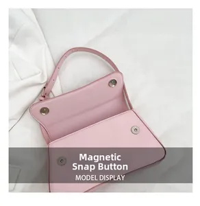 Detail des inneren Magnetverschlusses einer rosa minimalistischen Damen-Schultertasche