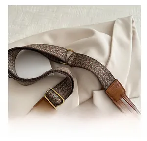 Gros plan sur la bandoulière tissée réglable avec motif jacquard et détails en cuir