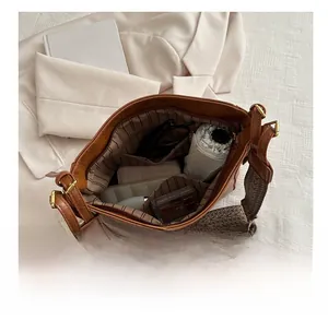 Vue intérieure du sac seau en cuir marron montrant sa grande capacité de rangement
