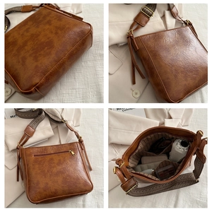 Détails du sac seau marron vintage avec bandoulière tissée et compartiments internes