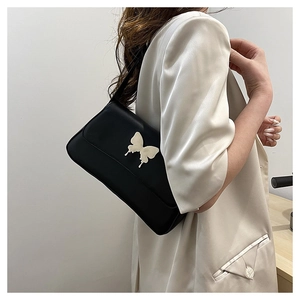 Seitenansicht der schwarzen matten Schultertasche mit Schmetterlings-Hardware am Model