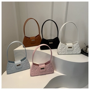 Detalle de cinco bolsos acolchados en marrón negro blanco azul y rosa con cierres metálicos