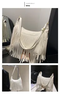 Vues détaillées d'un sac hobo blanc avec des franges et une bandoulière réglable