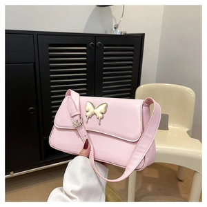 Detailansicht der rosa Schmetterlingstasche mit goldener Schnalle und glattem PU-Leder-Finish