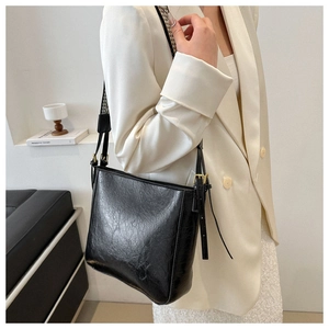 Détail du sac cabas vintage en cuir noir avec bandoulière large et boucle