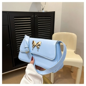 Nahaufnahme der hellblauen PU-Leder Baguette-Tasche mit goldener Schmetterlingsschnalle