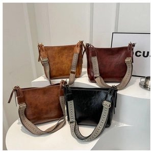 Sacs cabas vintage en quatre couleurs avec larges bandoulières tissées au style ethnique