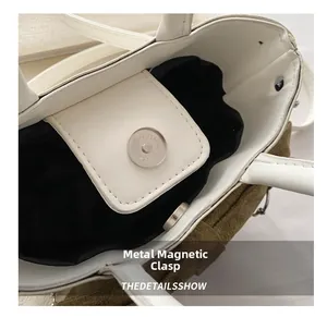 Vue détaillée du sac en cuir PU blanc et daim vert avec fermeture magnétique à pression