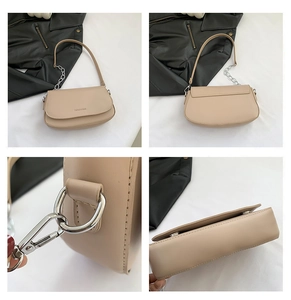 Detailansicht der beigefarbenen Schultertasche mit Silberkette und Prägung im Set