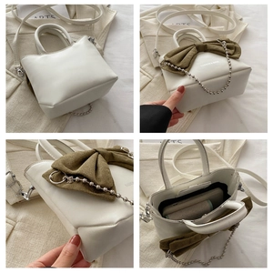 Détails du sac bandoulière en cuir PU blanc avec nœud vert olive et chaîne à billes argent