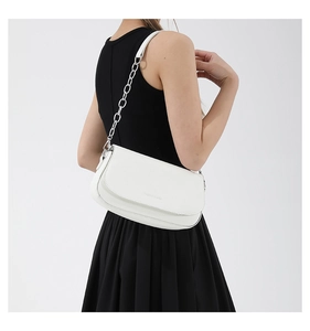 Detailansicht der weißen Schultertasche aus Kunstleder mit silberner Kette am Model