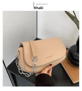 Detail der khakifarbenen PU-Ledertasche mit Metallkette und Fashion & Bags Schriftzug