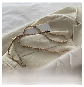 Détail du sac à main matelassé crème avec bandoulière en chaîne et fermoir en métal