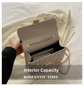 Vue intérieure du sac matelassé crème avec espace pour téléphone et portefeuille