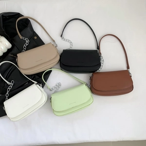 Minimalistische PU Leder Umhängetasche Damen Einfarbig Kleine Quadratische Umhängetasche Mit Metallkette Klappverschluss Schicke Achseltasche