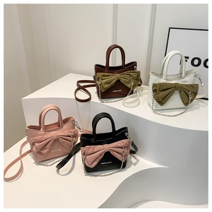Détails de sacs à bandoulière tendance avec grands nœuds et décorations de chaînes
