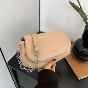 Schicke beige Umhängetasche mit Metallkette und minimalistischem Leder-Klappendesign