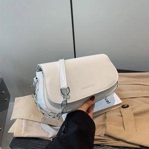 Minimalistische weiße Umhängetasche aus Leder mit Silberkette und Fashion-Schriftzug