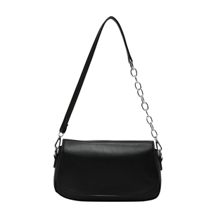Minimalistische schwarze PU-Leder Umhängetasche mit silberner Kette auf weißem Hintergrund