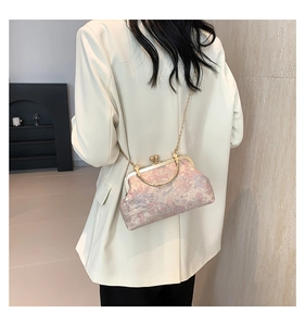 Elegante pochette da sera in broccato rosa con manico dorato e catena metallica