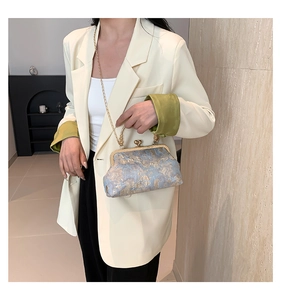 Dettaglio mini borsa vintage in broccato blu e oro con chiusura e catena in metallo