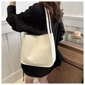 Vue détaillée du sac cabas blanc crème avec coutures verticales et doubles fines bandoulières