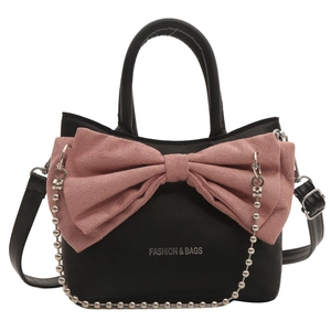 Sac bandoulière minimaliste avec nœud rose, chaîne argentée et poignée en similicuir noir