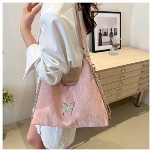 Sac bandoulière rose plissé avec nœud papillon en métal argenté et bandoulière chaîne