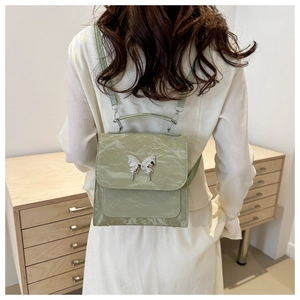 Mini sac à dos en similicuir froissé vert pâle avec boucle papillon argentée chic