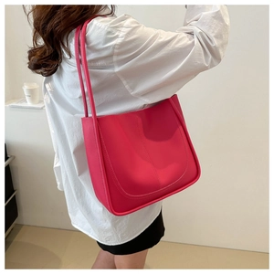 Vue détaillée du sac seau rose fuchsia en similicuir avec surpiqûres décoratives en forme de U