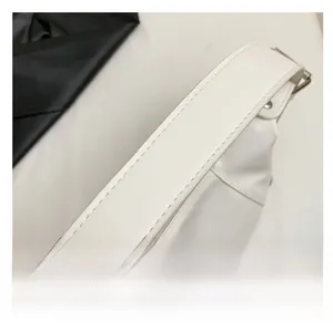 Nahaufnahme des weißen Leder-Schultergurts mit präzisen Nähten und mattem Finish