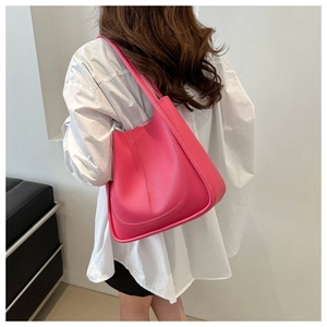 Vue arrière d'un grand sac fourre-tout rose vif en cuir PU avec larges bandoulières
