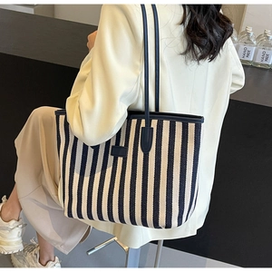 Détails des rayures verticales bleu marine sur un grand sac cabas en toile avec sangle