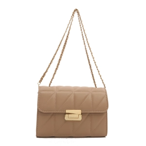 Sac à bandoulière matelassé beige élégant avec chaîne dorée et fermoir métal