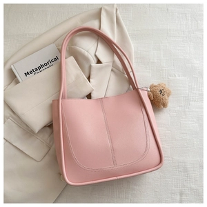 Vue détaillée du sac cabas rose avec surpiqûres en U et pendentif étoile en peluche