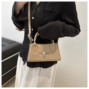 Dettaglio della borsa a tracolla rettangolare beige con decoro a stella in argento