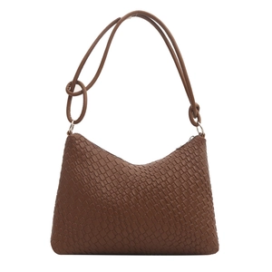 Sac à bandoulière marron à texture tressée avec fermeture éclair et nœud décoratif