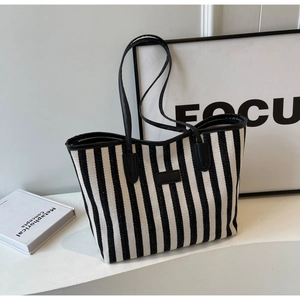 Vue détaillée du sac cabas en toile à rayures verticales contrastées et bandoulières noires
