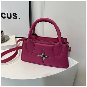 Dettaglio borsa a mano magenta in pelle PU con ornamento a stella d'argento 3D e manico