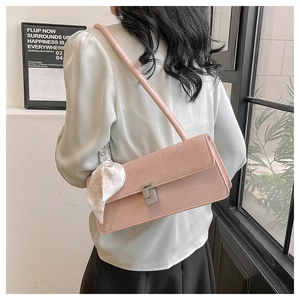 Sac baguette rose en cuir verni avec boucle en strass et détail de foulard en soie décoratif