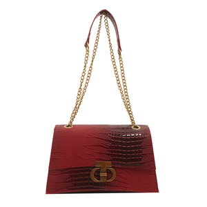 Borsa a tracolla rossa con trama coccodrillo, catena dorata e chiusura a T chic