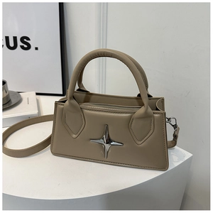 Dettaglio borsa tote rettangolare kaki con grande fibbia a stella argento e finitura in pelle